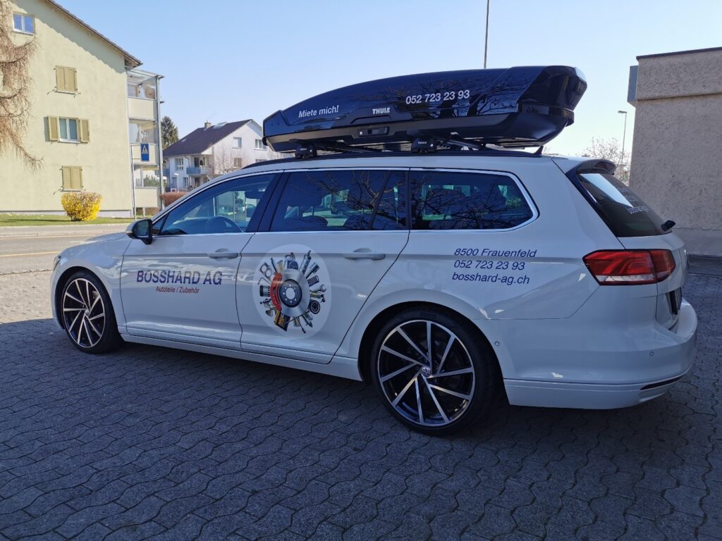 Dachbox auf dem Dachträger eines Fahrzeugs – Mietdachbox von Bosshard AG