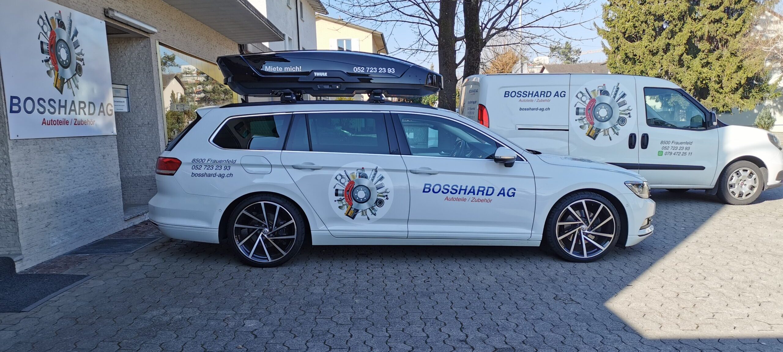 Bosshard AG Kombi mit montierter Dachbox vor dem Geschäft in Frauenfeld